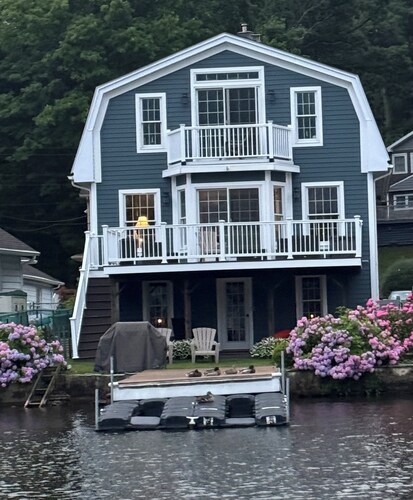 Charming Lake Home on Lake Hopatcong in a quiet cove bring a boat or Waverunner 