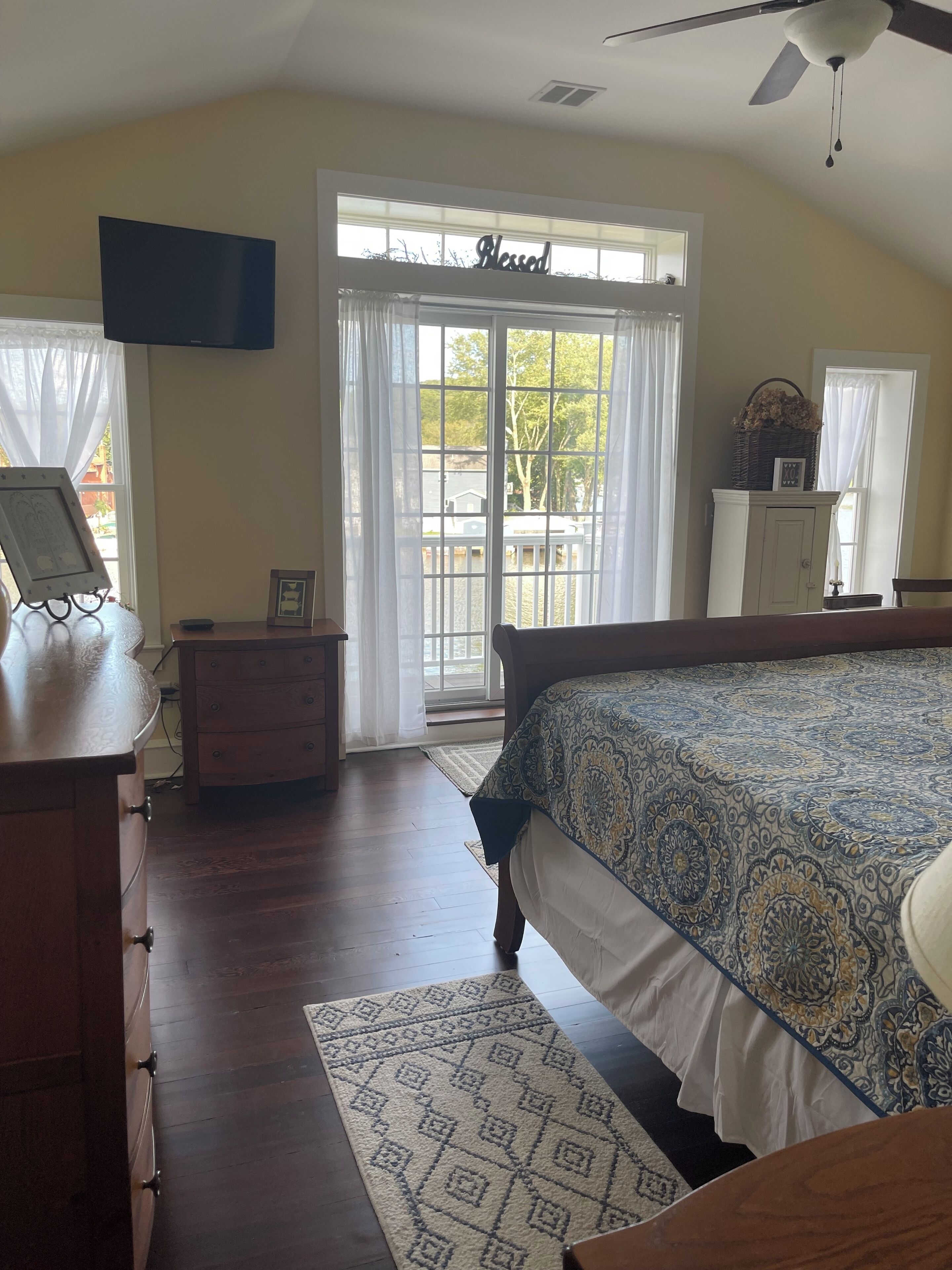 3 bedrooms, desk, iron/ironing board, free WiFi