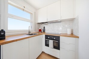 Fridge, microwave, oven, dishwasher - Penthouse with sea views, two bedrooms with direct access to the coastal path (roses)