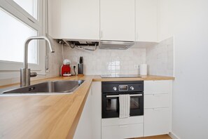 Fridge, microwave, oven, dishwasher - Penthouse with sea views, two bedrooms with direct access to the coastal path (roses)