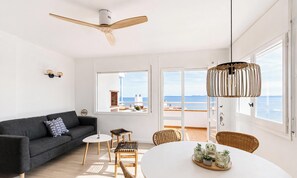 Dining - Penthouse with sea views, two bedrooms with direct access to the coastal path (roses)