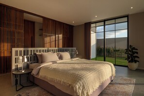 5 bedrooms, iron/ironing board, WiFi, bed sheets - Gorgeous 5-bedroom villa in enchanting Bali with WiFi, AC, Huge Pool and garden (Bali)