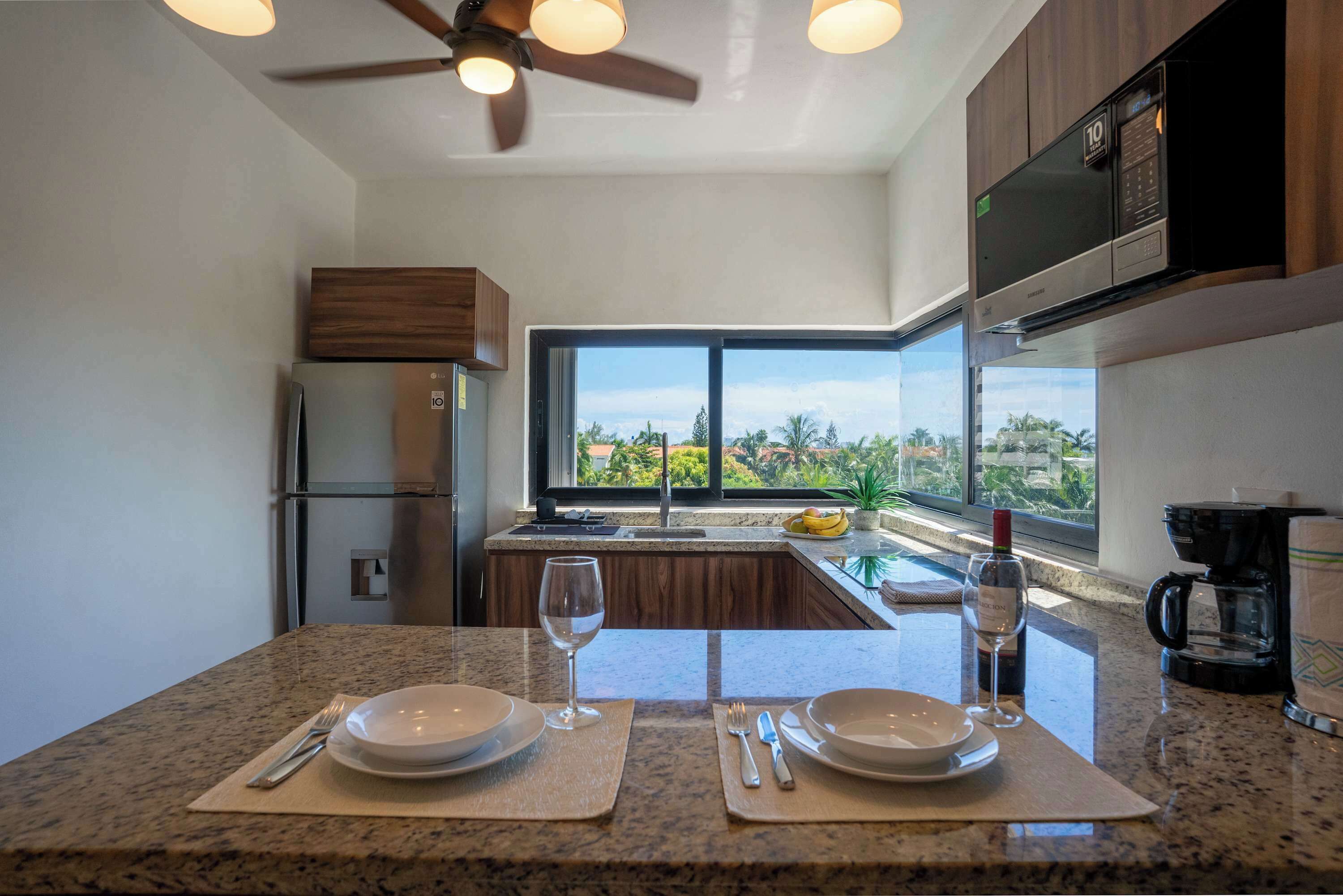 冷蔵庫、電子レンジ、コンロ、コーヒー / ティーメーカー