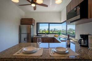 Frigorífico, microondas, placa de cocina y cafetera o tetera