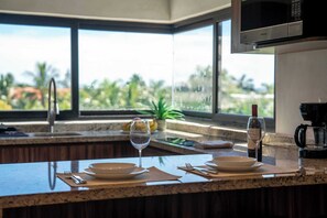 ثلاجة، ميكروويف، موقد طهي مسطح، ماكينة لصنع القهوة/الشاي