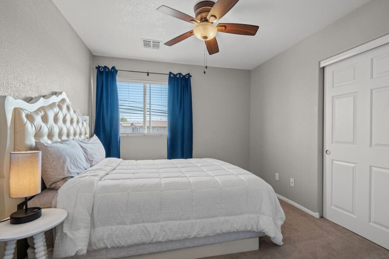 4 chambres, bureau, fer et planche à repasser, lit parapluie