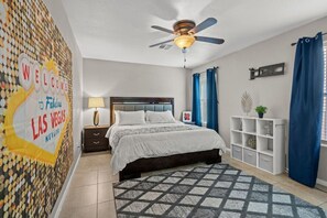 4 soverom, skrivebord, strykejern/-brett og reiseseng for barn