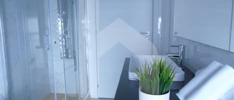 Regadera, bidet, toallas