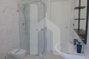Shower, hair dryer, bidet, towels - Homiday - Dora Residence (Giulianova)