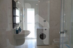 Shower, hair dryer, bidet, towels - Homiday - Dora Residence (Giulianova)
