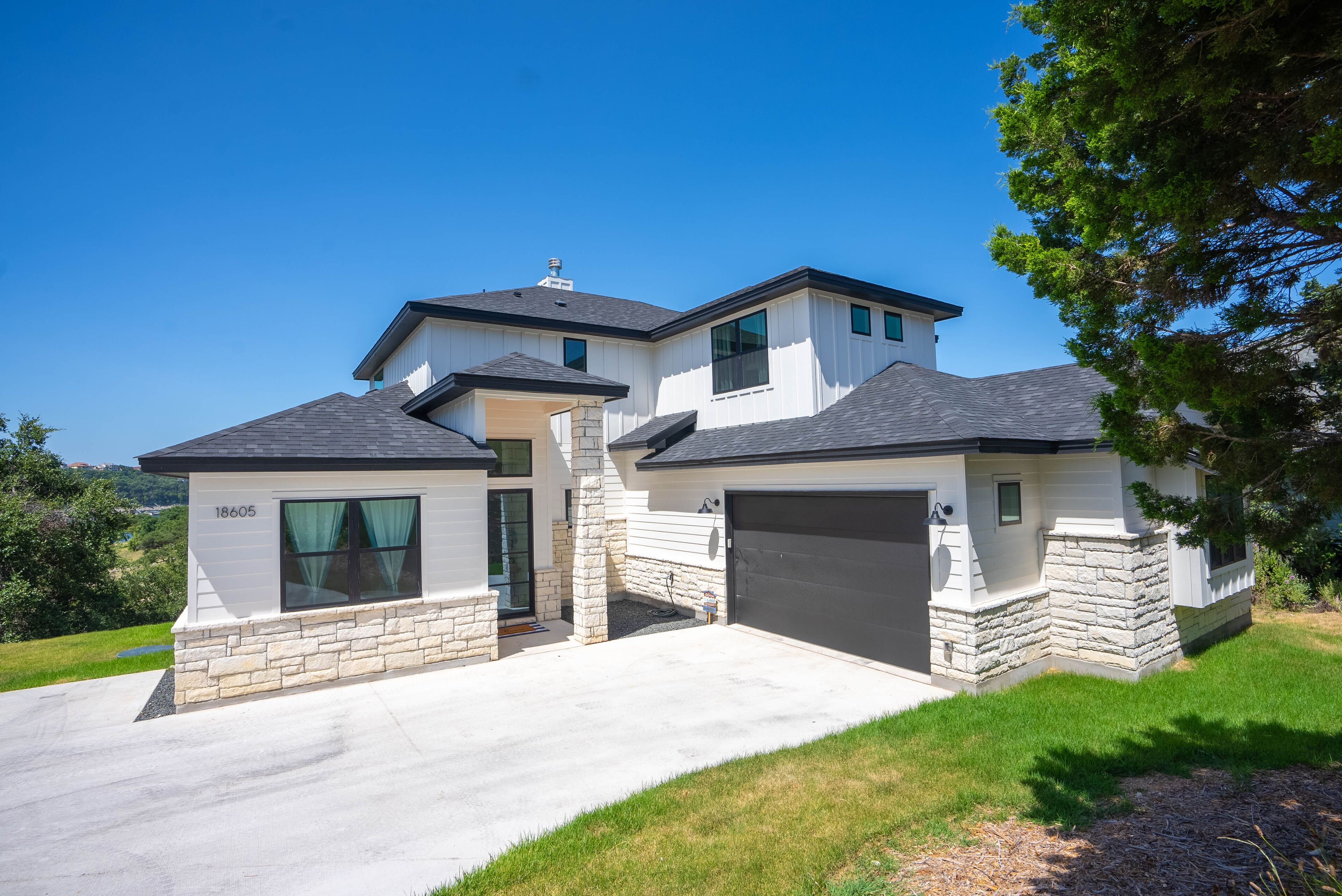 Spacious 5-bedroom house in enjoyable Point Venture.  Golf cart friendly! 