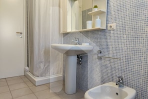 Dusche, Haartrockner, Bidet, Handtücher