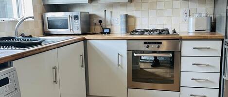 Een koelkast, een magnetron, een oven, een kookplaat