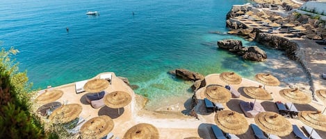 En la playa, camastros y toallas de playa
