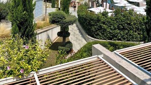 Un resort con piscina, palmeras y un cielo azul despejado.