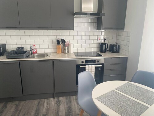 Dundee 1-Bed Apartment - Sleeps 4 - Pet Friendly