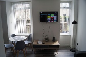 Dining - Bright & Stylish 1-Bed Apt w/free parking & Wi-Fi (Dundee)