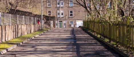 المنطقة المحيطة بالمنشأة