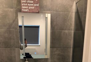 Een douche, een haardroger, handdoeken