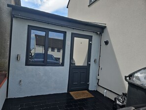 Exterior detail - Studio Sleeps 2 with Free Parking (Dudley)