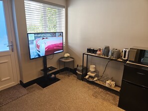 Interior - Studio Sleeps 2 with Free Parking (Dudley)