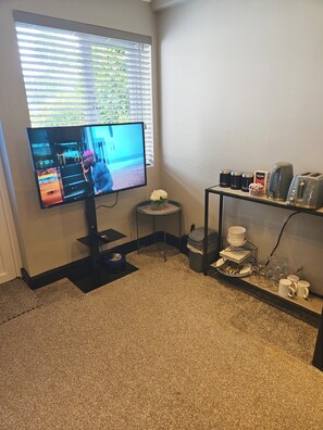 Interior - Studio Sleeps 2 with Free Parking (Dudley)