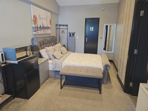 Studio Sleeps 2 with Free Parking