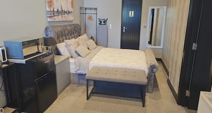 Studio Sleeps 2 with Free Parking