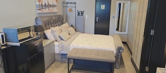 Studio Sleeps 2 with Free Parking