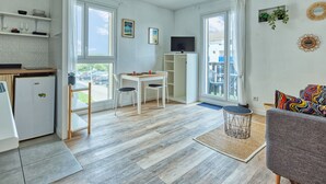 Una habitación moderna y bien iluminada con cocina, comedor y zona de estar.