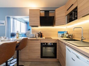 Geladeira, micro-ondas, fogão, lava-louças