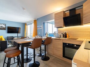 Een koelkast, een microgolfoven, een oven, een vaatwasser