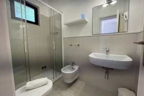 Douche, sèche-cheveux, bidet