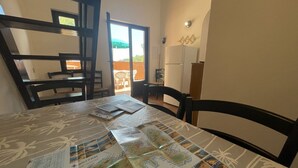 Une table à manger avec une carte, des chaises et une vue sur l’extérieur.