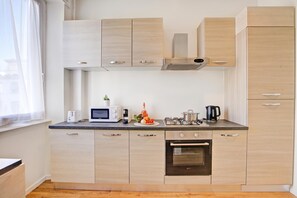 Coffee/tea maker, fridge, microwave, oven