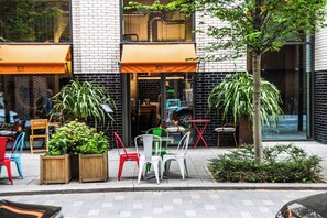 Outdoor dining - Spacious 3 Bedroom Apartment in Zone 1
(London)