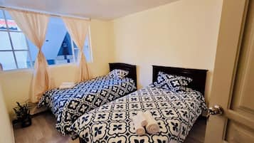 2 bedrooms, desk, WiFi, bed sheets