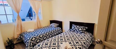 2 dormitoris, escriptori, wifi i roba de llit