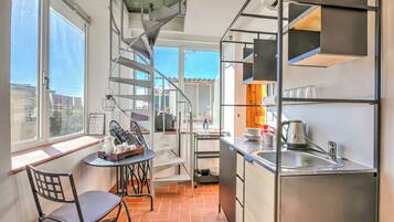 Réfrigérateur, micro-ondes, four, plaque de cuisson