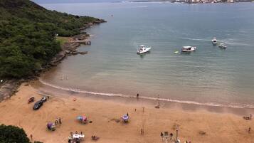 Na praia, espreguiçadeiras, toalhas de praia