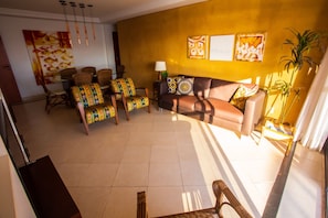 Smart TV, mesa de pingue-pongue