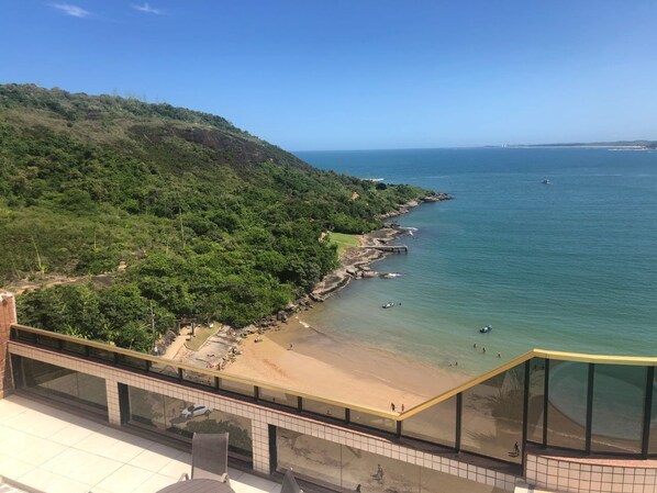 On the beach, sun-loungers, beach towels - Cobertura Linear no canto nobre da Praia em frente ao Morro da Pescaria 4Quartos (Praia do Morro Guarapari)