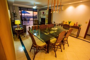 Dining - Cobertura Linear no canto nobre da Praia em frente ao Morro da Pescaria 4Quartos (Praia do Morro Guarapari)