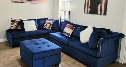 This is a cozy Military/USA themed home by Lackland AFB . 4 Bedroom, 1 Bath.