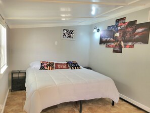 4 bedrooms, iron/ironing board, travel cot, WiFi - This is a cozy Military/USA themed home by Lackland AFB . 4 Bedroom, 1 Bath. (San Antonio)