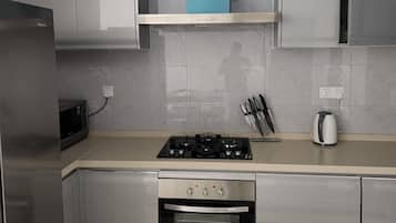 Microondas, horno y placa de cocina