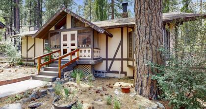 Secluded Charming house with private hot tub, and patio