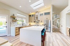 Een koelkast, een magnetron, een oven, een kookplaat