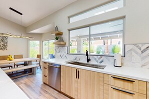 Een koelkast, een magnetron, een oven, een kookplaat