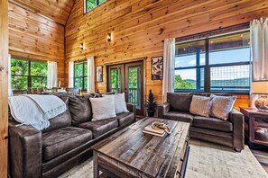 Smart-TV, Kamin, Videospiele, Bücher